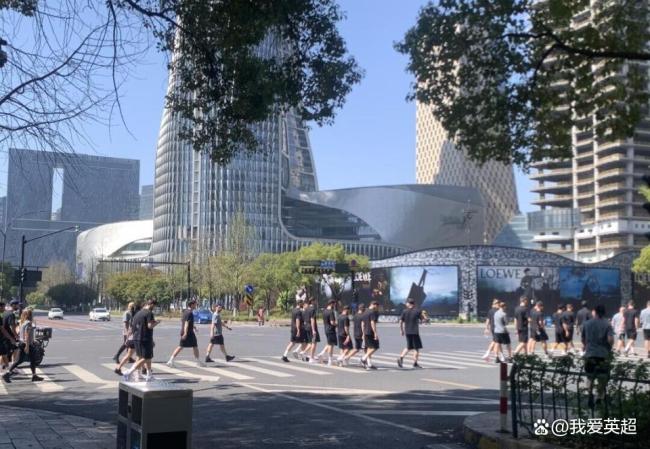 澳男足晚上球赛中午也要逛街：离开赛只有数个小时