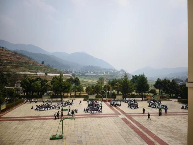 缅甸华人逃命时大喊：我的包还在里面 地震引发多地恐慌