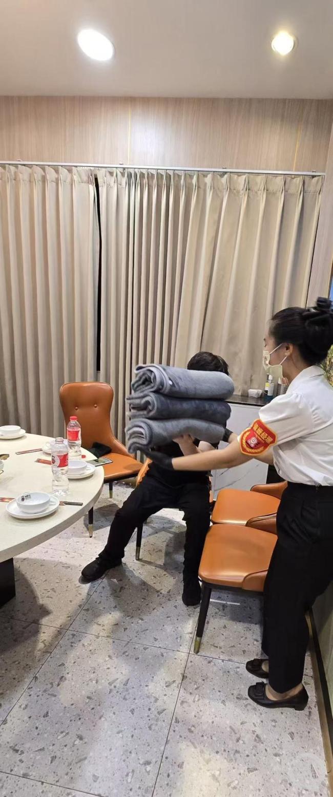 重庆火锅店成在泰同胞避风港 免费食宿暖人心