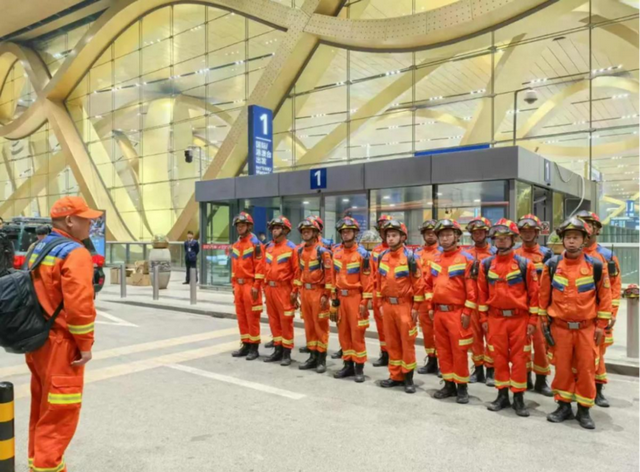 中国救援队在缅救援现场画面 成功救出被困老人