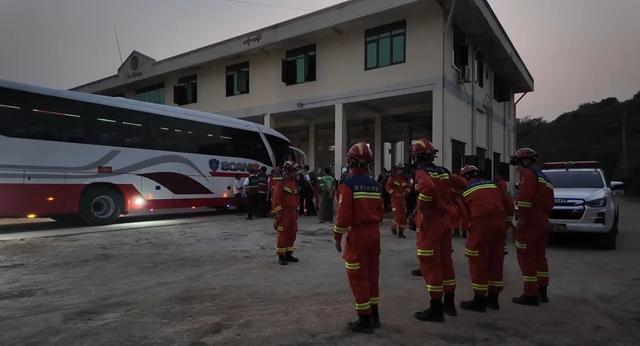 中国救援队在缅救援现场画面 成功救出被困老人