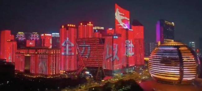 气氛已拉满就看国足的了 全城点亮中国红助威