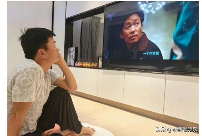 王宝强脚趾抠地追剧，到底在追啥“神剧”？