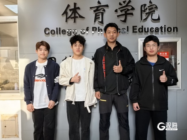 女子意外落水 路过小伙救人