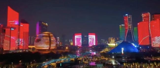 气氛已拉满就看国足的了 全城点亮中国红助威