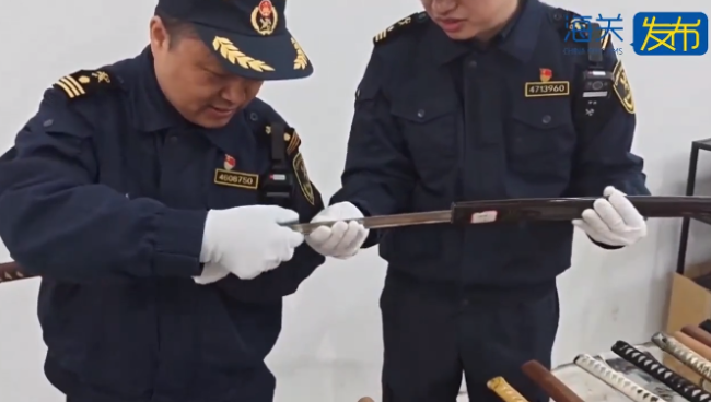 武汉新港海关查获28把带鞘刀具 管制刀具被暂扣