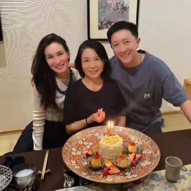 韩庚女儿接电话先找爸爸！