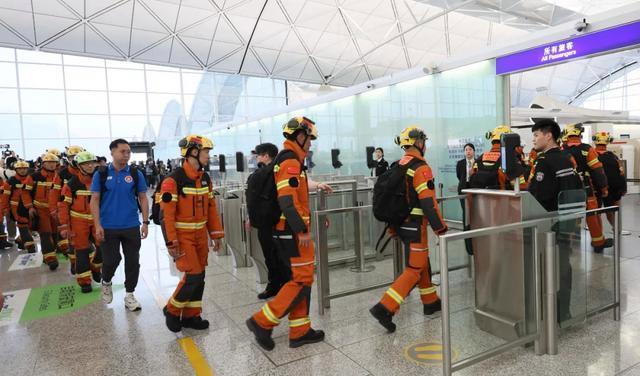 中方救援队在缅甸救出幸存者 被困老人成功获救