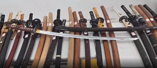 武汉新港海关查获28把带鞘刀具