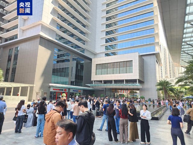 缅甸发生7.9级地震，越南胡志明市民众到户外避难