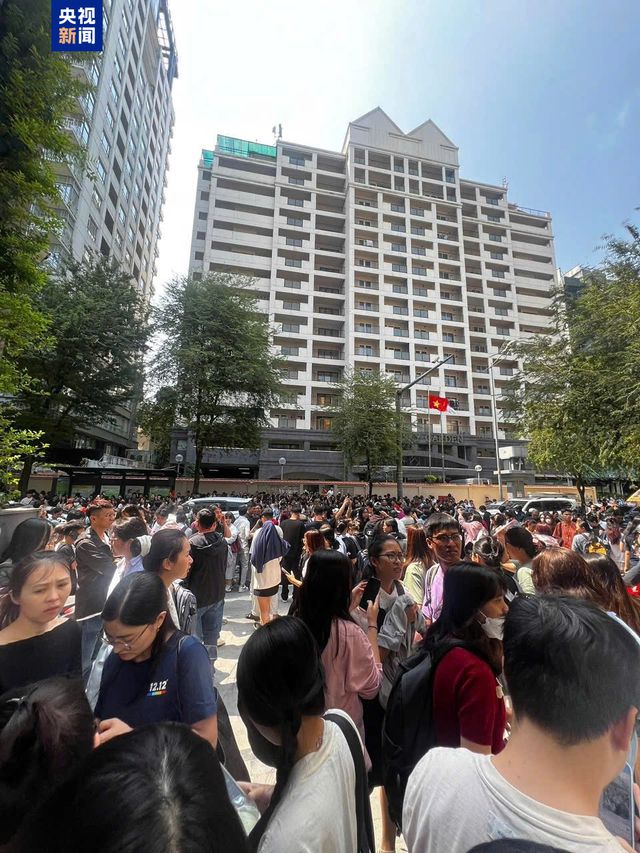 缅甸发生7.9级地震，越南胡志明市民众到户外避难