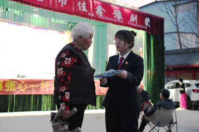 看戏+学法 唐河法院开启“夜市普法”新模式