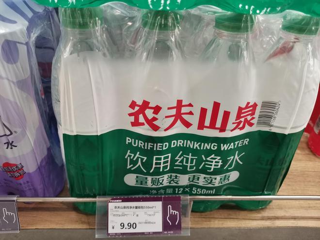 农夫山泉大跌超7%！去年饮用水营收下滑两成，钟睒睒：遭受了历史性的考验