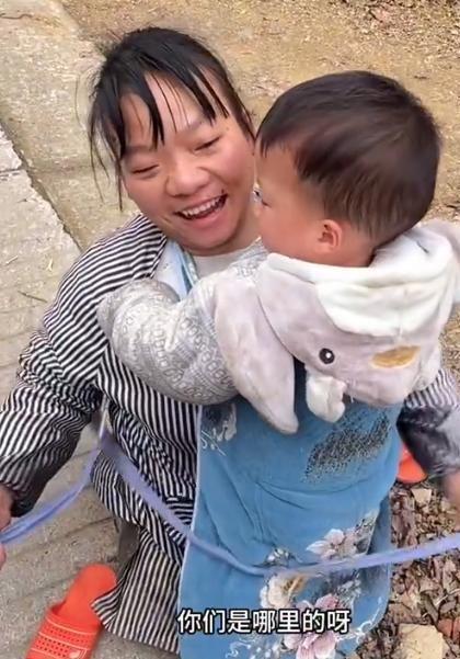 无腿丧偶妈妈卖菜养一双儿女 坚强母爱感动网友
