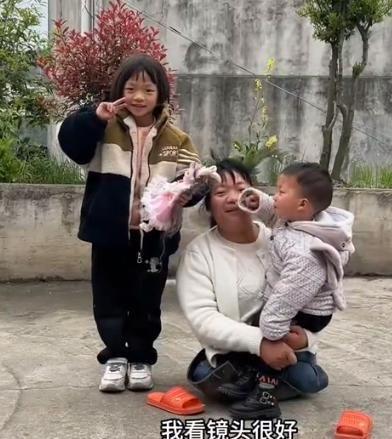 无腿丧偶妈妈卖菜养一双儿女 坚强母爱感动网友