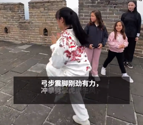 中华功夫震撼世界！14岁少女长城秀古拳引外国孩童惊叹