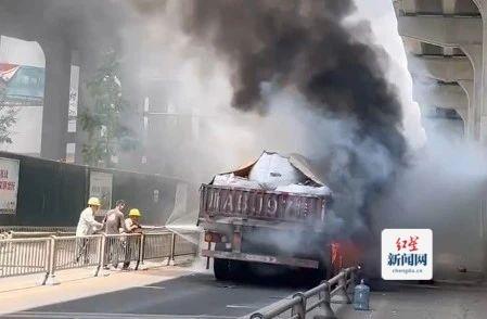 洒水车变消防车！货车起火三名工人挺身而出扑救