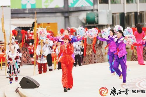乌兰图雅演唱《苹果香》惊艳全场！