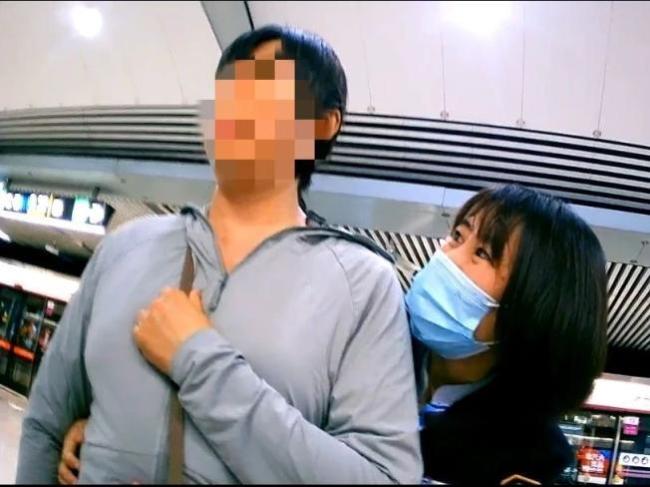 女乘客被润喉糖卡喉 北京地铁工作人员用海姆立克法成功施救