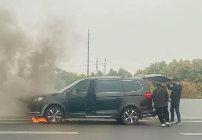 车辆行驶中突然起火无人伤亡