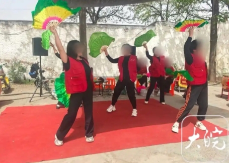 当事人回应给狗办满月宴：不是炒作，只是爱狗，因高兴图个热闹