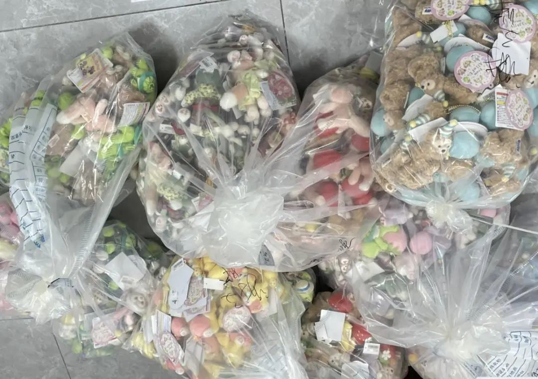 七百余件迪士尼周边物资以28万元被拍下 拍卖方：没想到会拍出如此高价