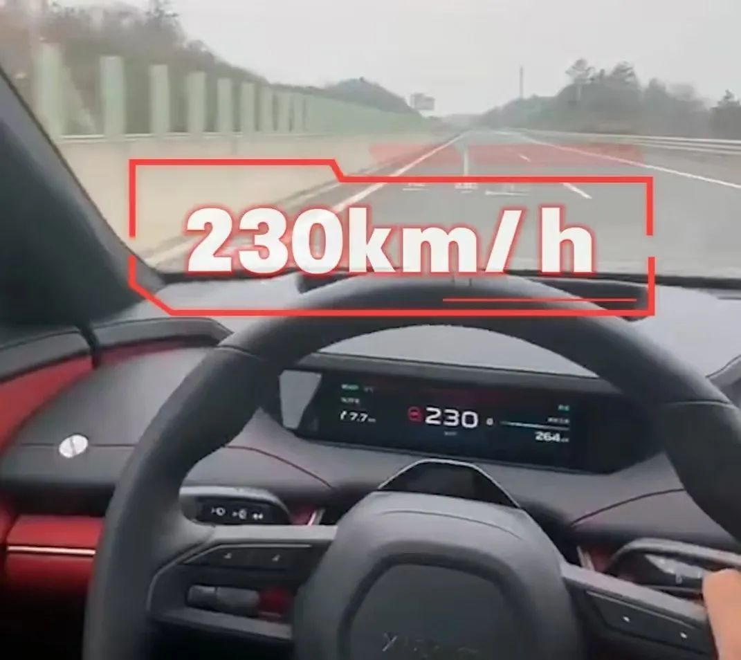 男子驾车230公里时速狂飙 还单手拍视频！警方处理结果来了