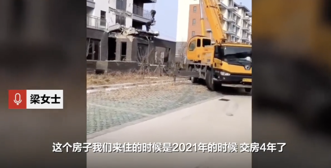 现场：山东一小区六层阳台垮塌坠落