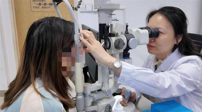 女子沉迷海缸视力两个月骤降100度