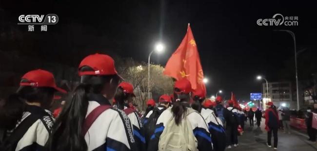 校长谈为何让学生徒步百里祭奠先烈