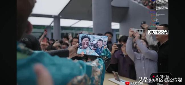 甲亢哥与机器人斗舞 科技之城的疯狂直播