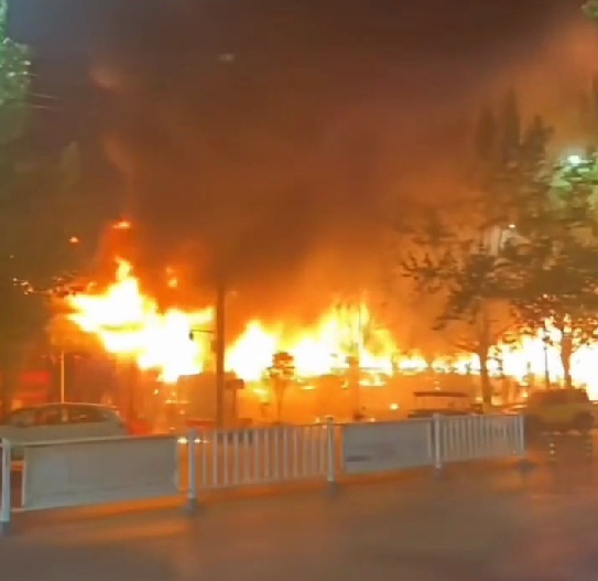 当地通报一夜市突发大火 消防迅速扑灭未伤亡