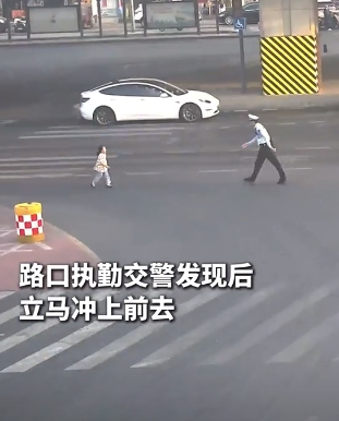 女孩走失独闯车流，交警飞身保护