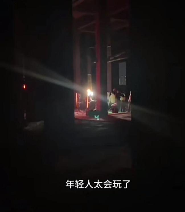 废弃厂房20余人蹦迪