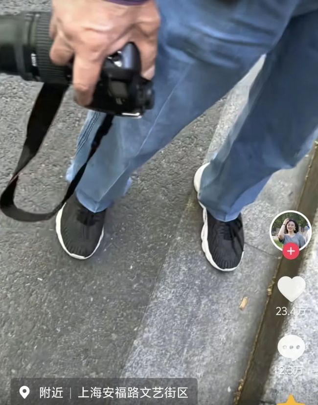 女教师上海街头怒怼偷拍老人 街拍争议引热议