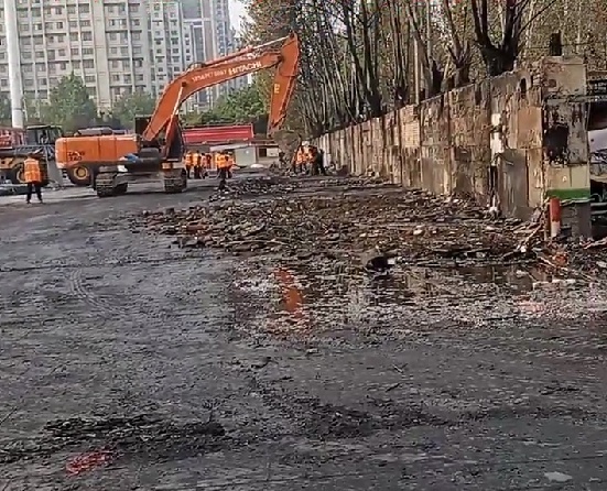 当地通报一夜市突发大火 消防迅速扑灭未伤亡