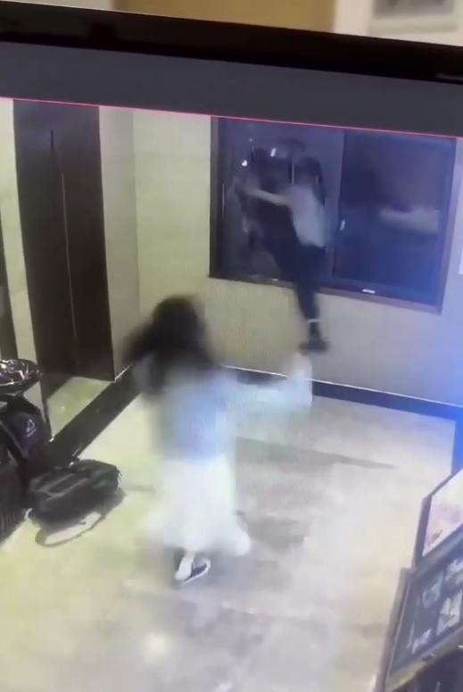 男子飞身撞碎酒店玻璃后狂奔