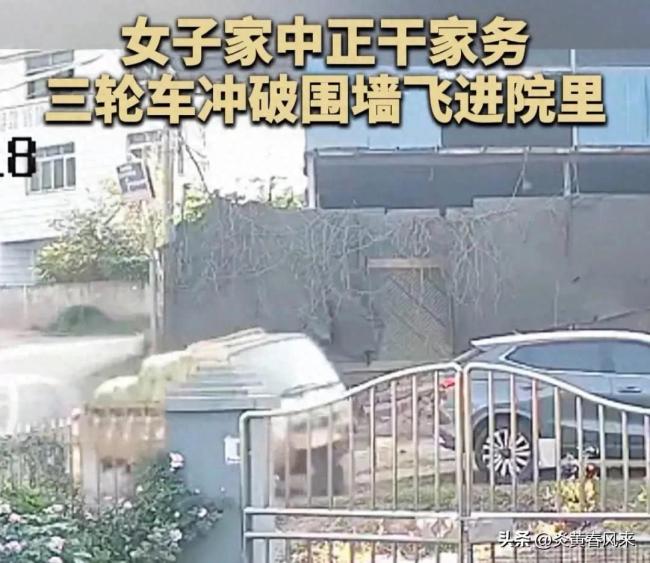在院子里扫地一车突然撞进家中 女子看到都愣住了