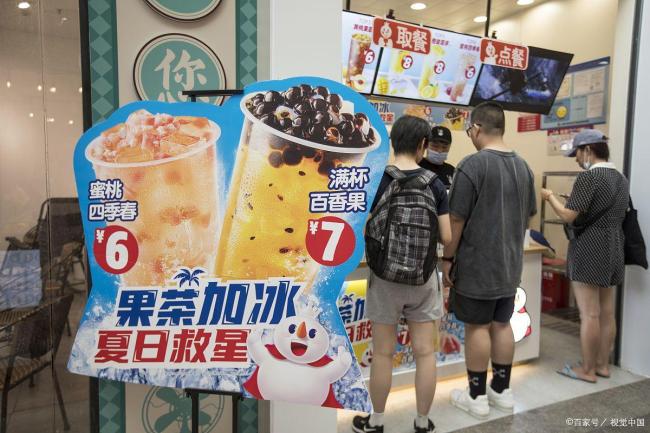 廊坊一蜜雪冰城招牌变绿色 城市规划下的品牌符号消解