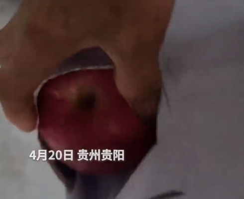 护士查房遇到患者奶奶“硬”塞水果 网友：医患间就应是双向奔赴