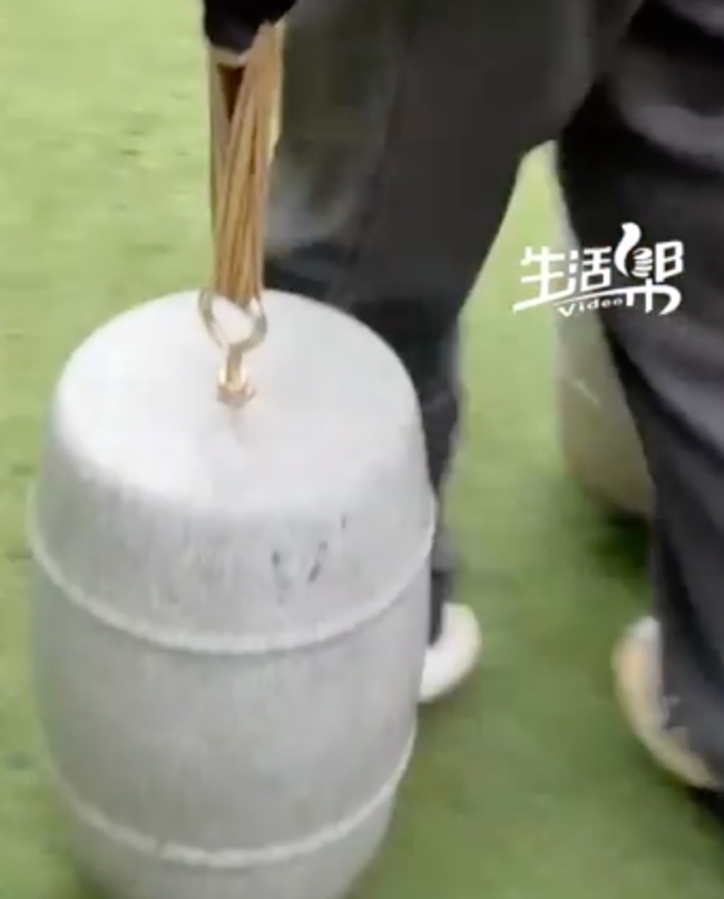70岁大爷单指拎起80斤石墩子