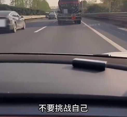 副驾老婆教老公开车 老婆：车开多了，思考其实都是瞬间的事