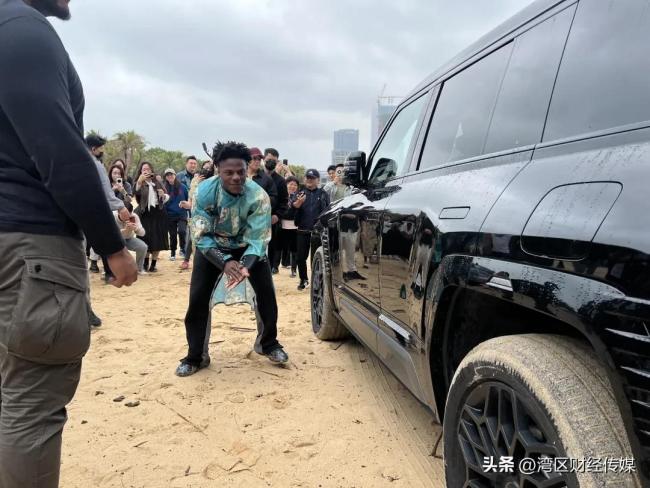 甲亢哥与机器人斗舞 科技之城的疯狂直播