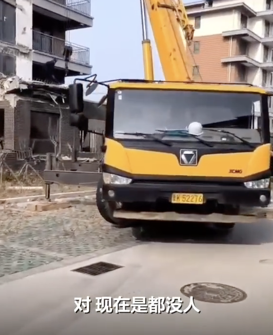 现场：山东一小区六层阳台垮塌坠落