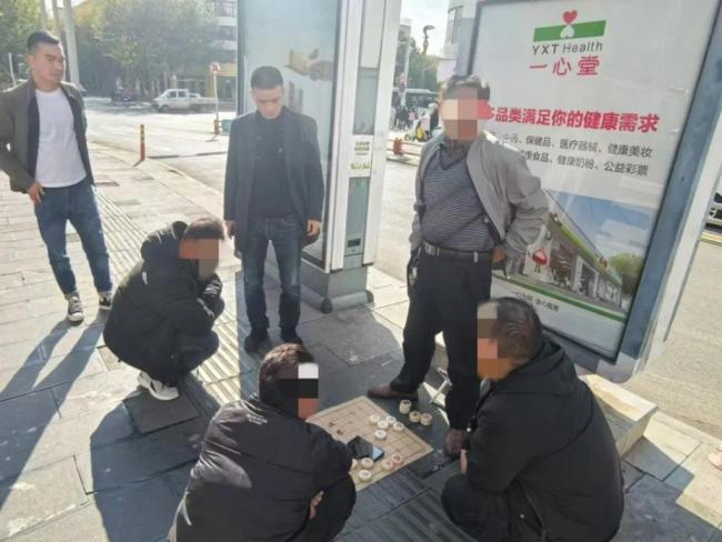 街头残棋骗局：庄家高手路人皆假扮 家族式诈骗团伙落网