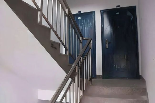 门口常遭邻居吐痰起诉获赔3800元 法院判决维护人格尊严