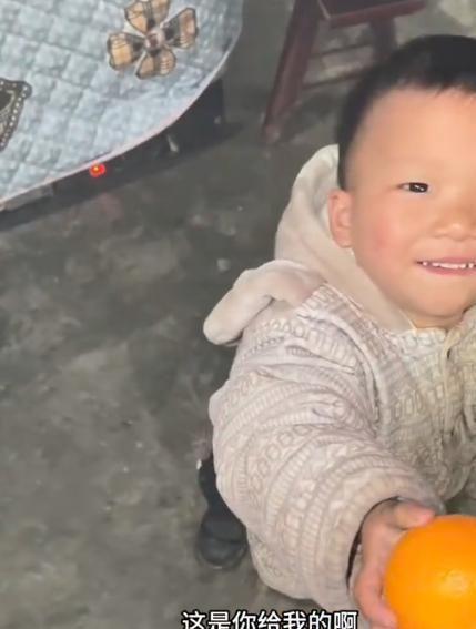 无腿丧偶妈妈卖菜养一双儿女 坚强母爱感动网友