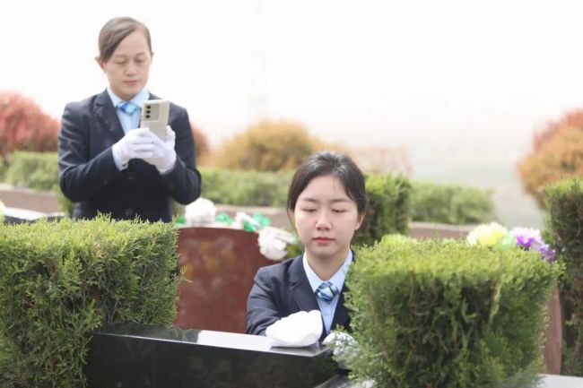 洛阳00后女孩从事扫墓职业 勇敢选择新兴职业