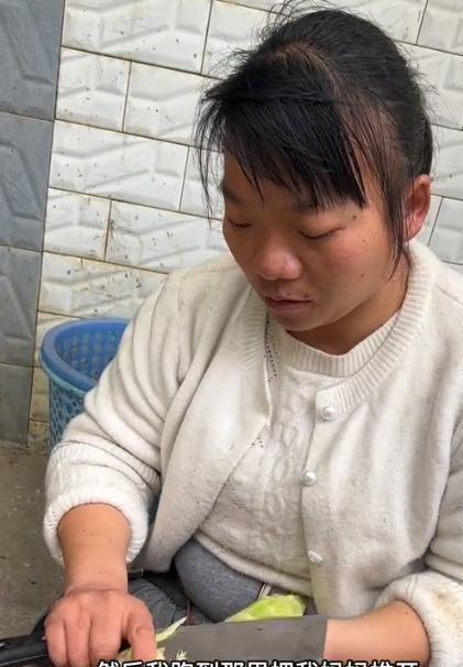 无腿丧偶妈妈卖菜养一双儿女 坚强母爱感动网友