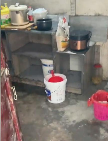 无腿丧偶妈妈卖菜养一双儿女 坚强母爱感动网友